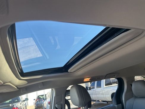 Used 2021 Toyota Sienna XLE image 7