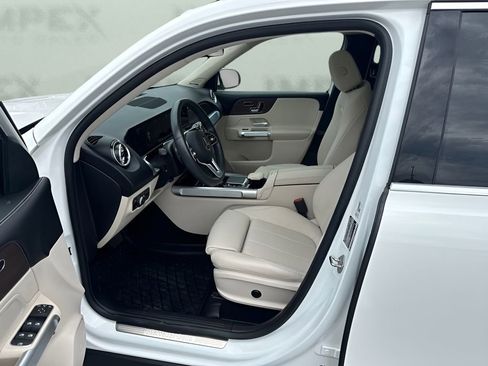Used 2022 Mercedes-Benz GLB 250 4MATIC w/ Premium Package Lite image 9