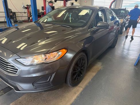 Used 2020 Ford Fusion SE FWD image 4