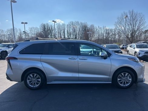 Used 2025 Toyota Sienna LE image 4