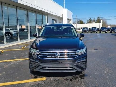 Used 2024 Volkswagen Tiguan SE image 2
