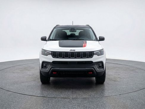 Used 2025 Jeep Compass Trailhawk AWD/4WD image 2