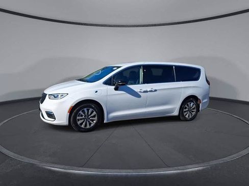 Used 2024 Chrysler Pacifica Limited FWD image 4