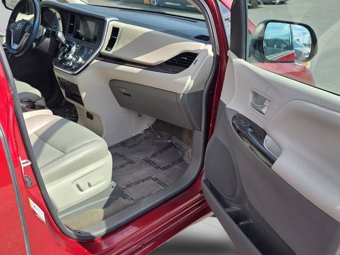 Used 2016 Toyota Sienna XLE Premium FWD image 36