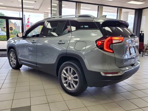 Used 2024 GMC Terrain SLT image 4