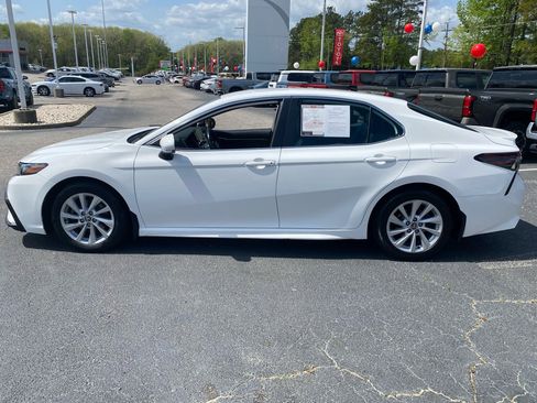 Used 2022 Toyota Camry SE image 3