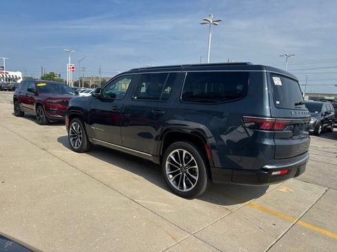 Used 2024 Jeep Wagoneer Series III w/ Premium Group I AWD/4WD image 5