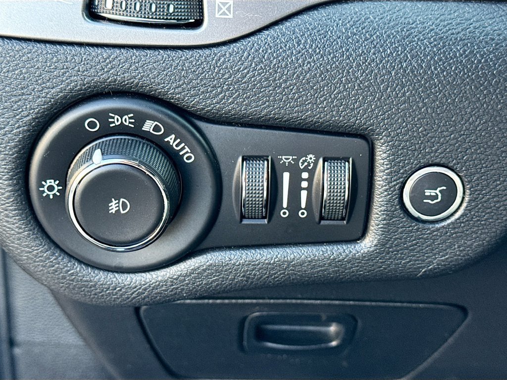 Used 2019 Jeep Cherokee Limited FWD image 35