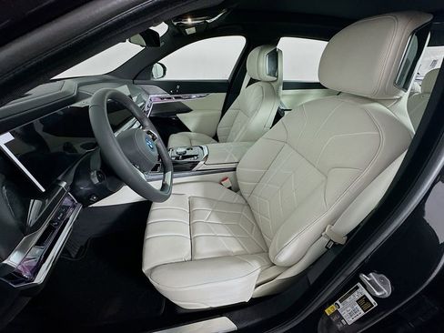 Used 2025 BMW i7 eDrive50 w/ Executive Package RWD image 16