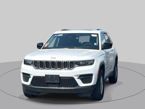 Used 2023 Jeep Grand Cherokee Laredo w/ Luxury Tech Group I AWD/4WD image 5