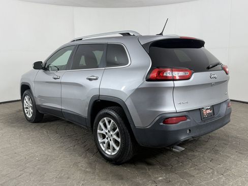 Used 2017 Jeep Cherokee Latitude AWD/4WD image 5