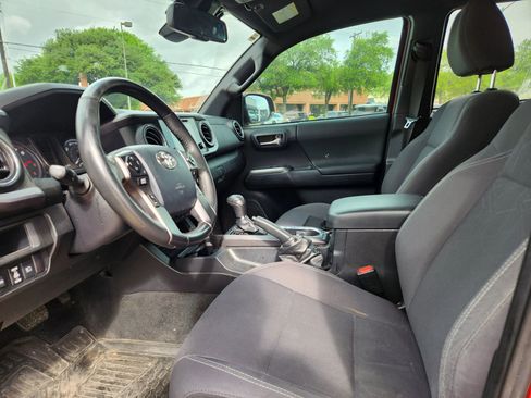 Used 2016 Toyota Tacoma TRD Sport w/ Towing Package image 10