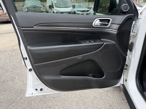 Used 2018 Jeep Grand Cherokee Limited image 11