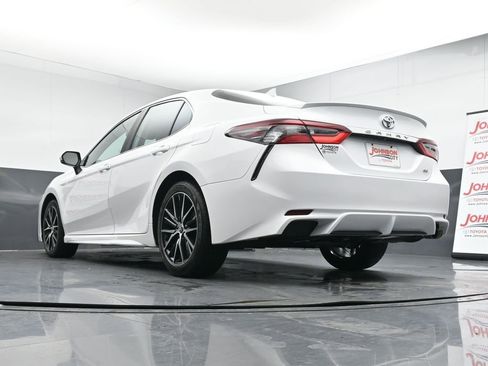 Used 2024 Toyota Camry SE image 32