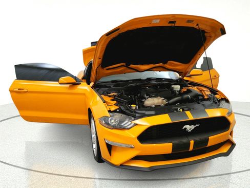 Used 2018 Ford Mustang Coupe w/ Equipment Group 101A RWD image 9