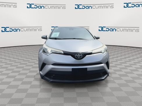 Used 2019 Toyota C-HR XLE FWD image 3
