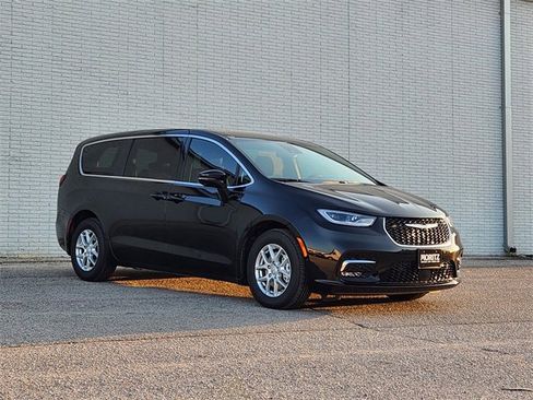 New 2026 Chrysler Pacifica Select image 2