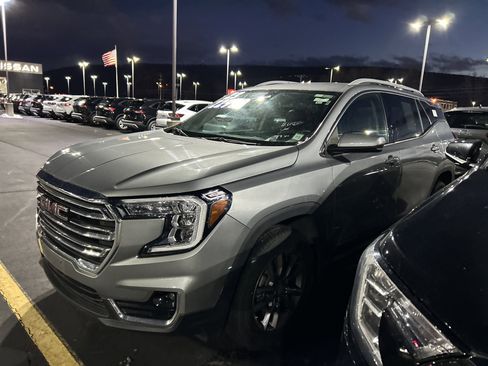 Used 2023 GMC Terrain SLT image 4