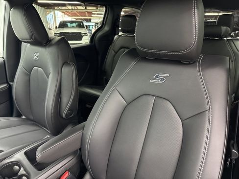 New 2026 Chrysler Pacifica Select image 18