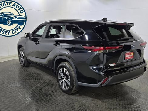 Used 2024 Toyota Highlander XLE AWD/4WD image 5