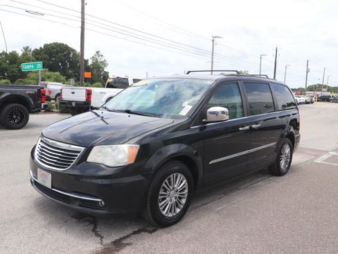 Used 2014 Chrysler Town & Country Touring-L w/ Driver Convenience Group FWD image 3
