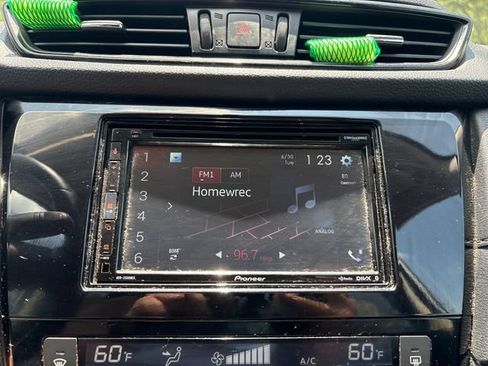 Used 2017 Nissan Rogue SV AWD/4WD image 14