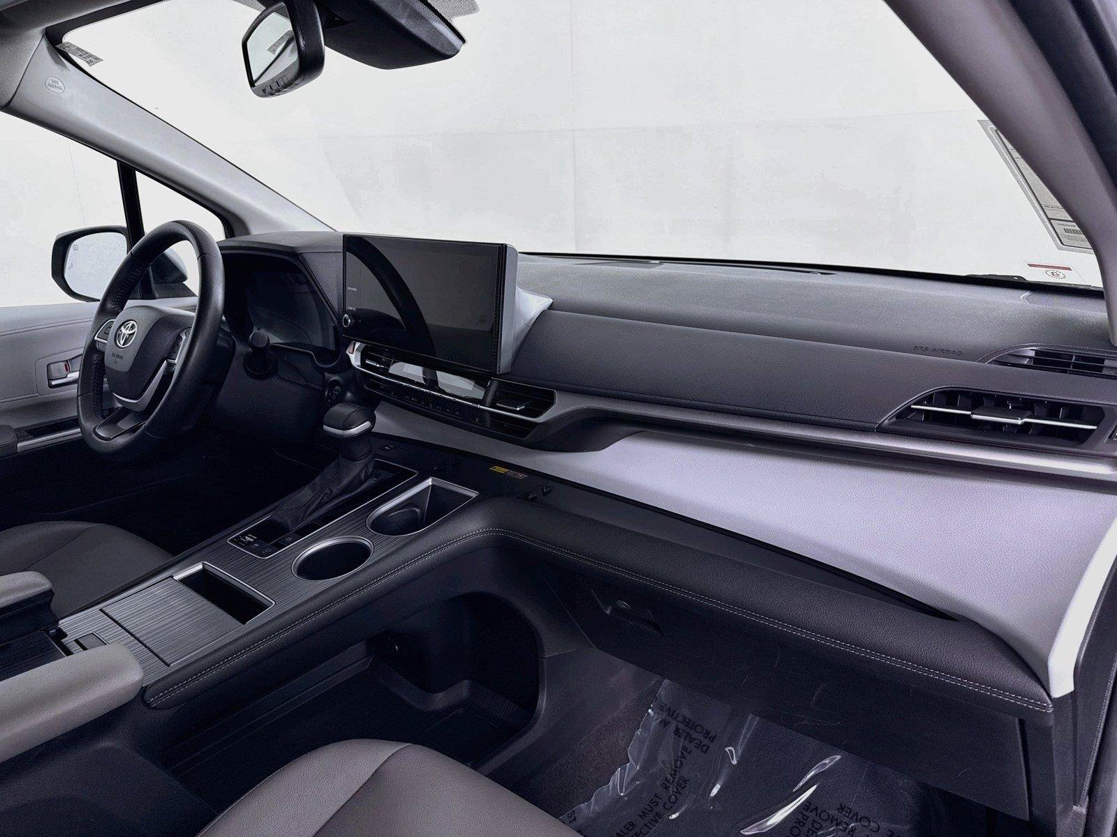 Certified 2025 Toyota Sienna XLE FWD image 43