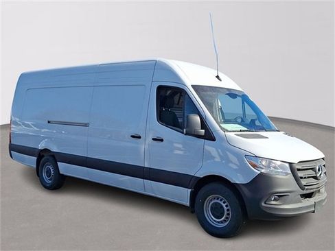 Used 2025 Mercedes-Benz Sprinter 2500 image 3