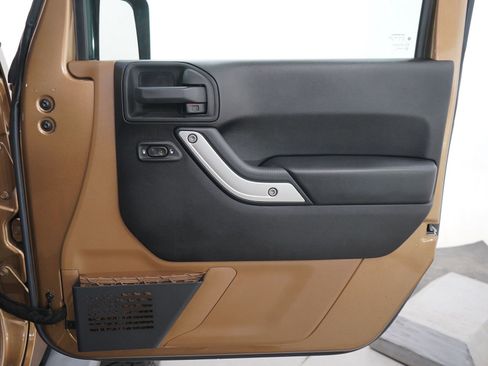 Used 2015 Jeep Wrangler Unlimited Sahara w/ Connectivity Group AWD/4WD image 9