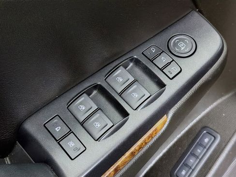 Used 2019 Chevrolet Suburban Premier w/ Premier Plus Edition AWD/4WD image 22