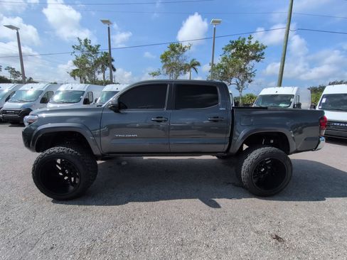 Used 2020 Toyota Tacoma SR5 RWD image 8