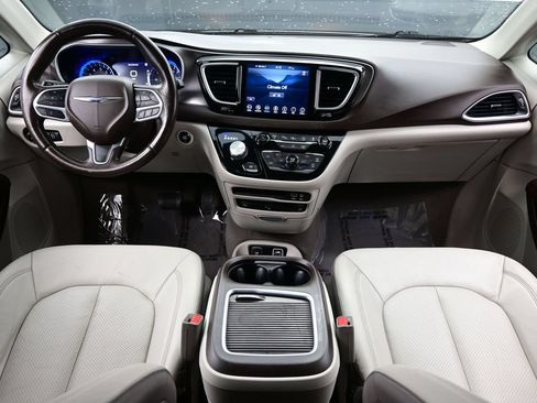 Used 2018 Chrysler Pacifica Touring-L Plus w/ Advanced Safetytec Group FWD image 19