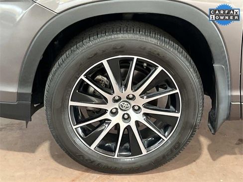 Used 2017 Toyota Highlander SE image 11