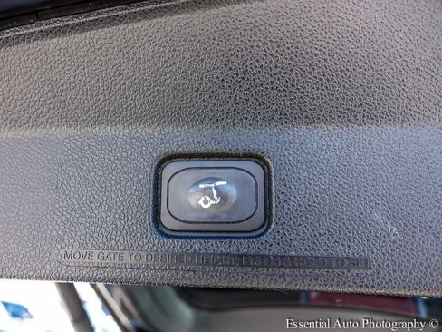 Used 2018 Ford Explorer Limited image 25