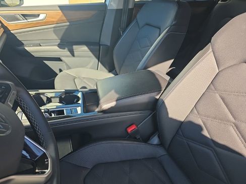 Used 2025 Volkswagen Atlas SE image 23