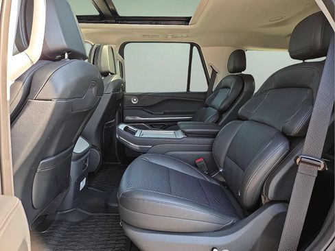 Certified 2025 Lincoln Navigator Reserve AWD/4WD image 9