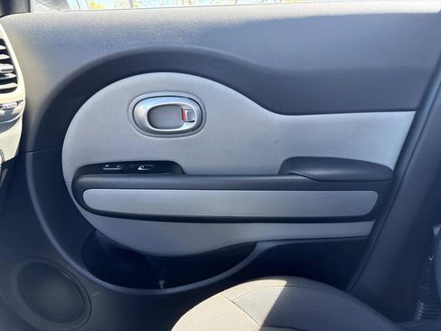 Used 2017 Kia Soul FWD image 24