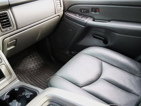 Used 2004 GMC Sierra 3500 SLT w/ Heavy-Duty Power Package image 30