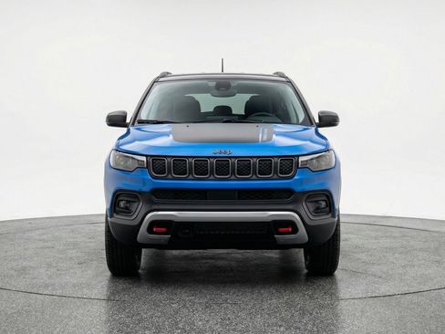 Used 2025 Jeep Compass Trailhawk w/ Trailer Tow Group AWD/4WD image 2
