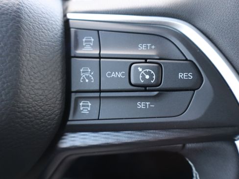 Used 2025 Jeep Grand Cherokee Laredo image 16