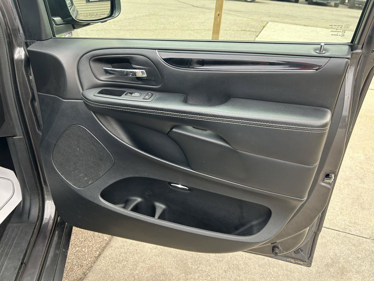 Used 2018 Dodge Grand Caravan SE FWD image 16