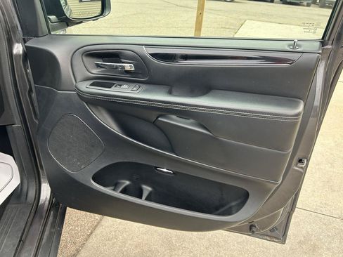 Used 2018 Dodge Grand Caravan SE FWD image 16