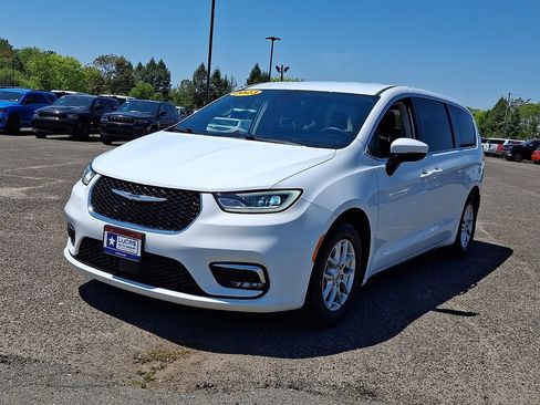 Used 2023 Chrysler Pacifica Touring-L FWD image 5