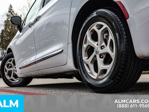 Used 2023 Chrysler Pacifica Limited image 15