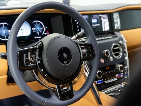 Certified 2025 Rolls-Royce Cullinan AWD/4WD image 38