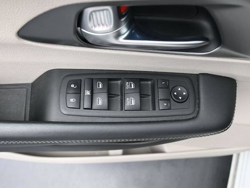 Used 2023 Chrysler Pacifica Touring-L FWD image 21