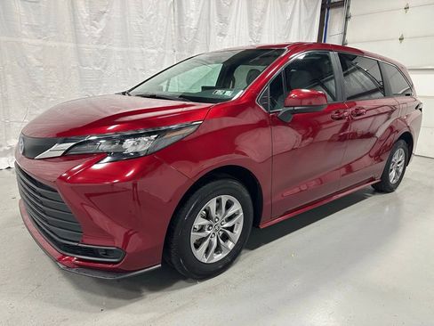 Used 2025 Toyota Sienna LE image 3