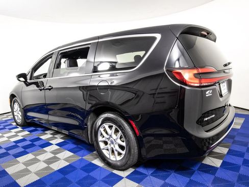 Used 2025 Chrysler Pacifica Select FWD image 7