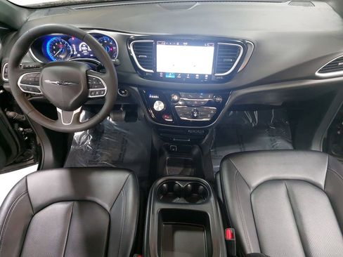 Used 2025 Chrysler Pacifica Select FWD image 9