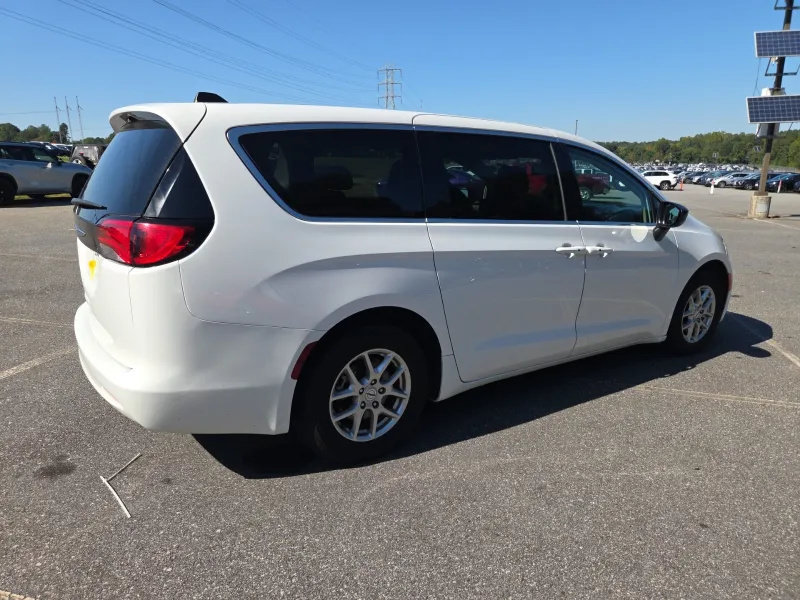 Used 2024 Chrysler Voyager LX FWD image 7